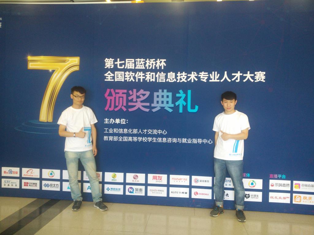 获奖学生肖亮亮(左) 马旭强